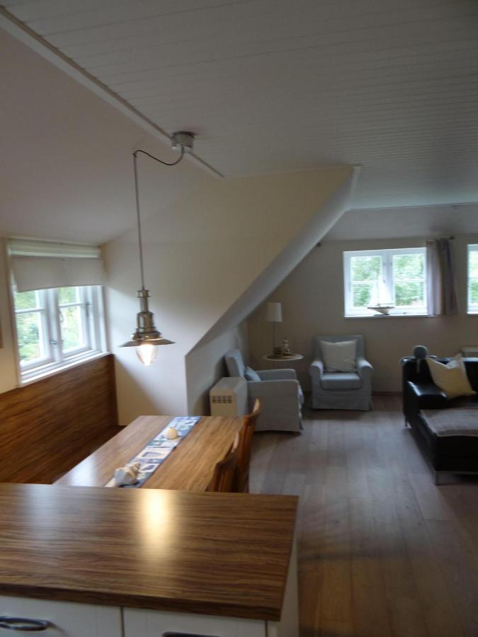 Ferienwohnung-Dg-Im-Reetdachhaus-Im-Ort-Welt Екстериор снимка