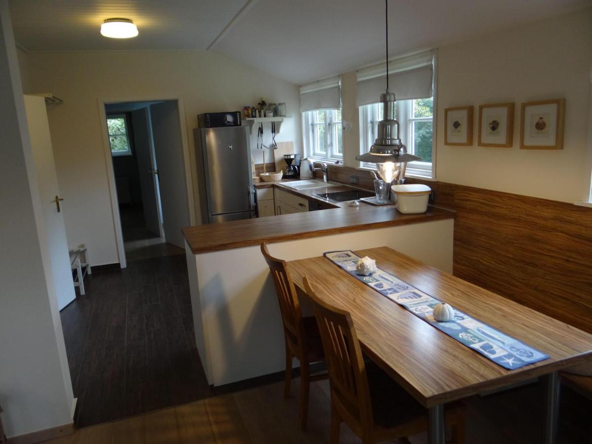 Ferienwohnung-Dg-Im-Reetdachhaus-Im-Ort-Welt Екстериор снимка